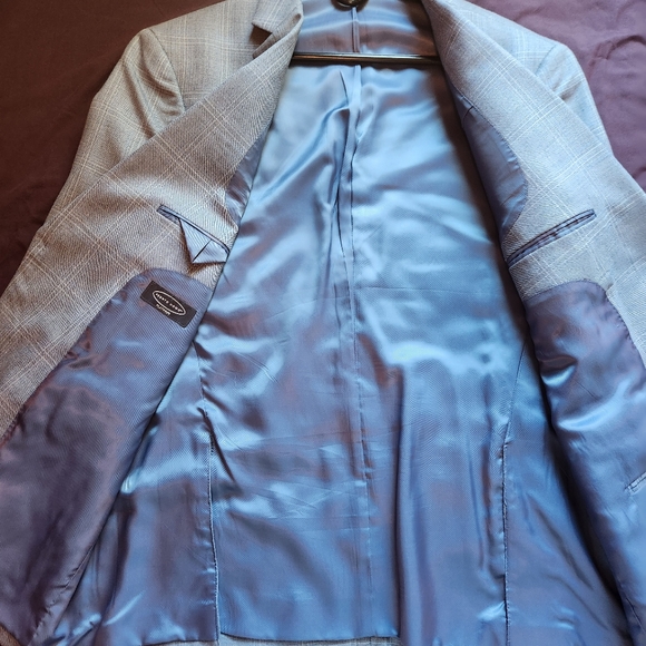 Suit - Picture 3 of 5